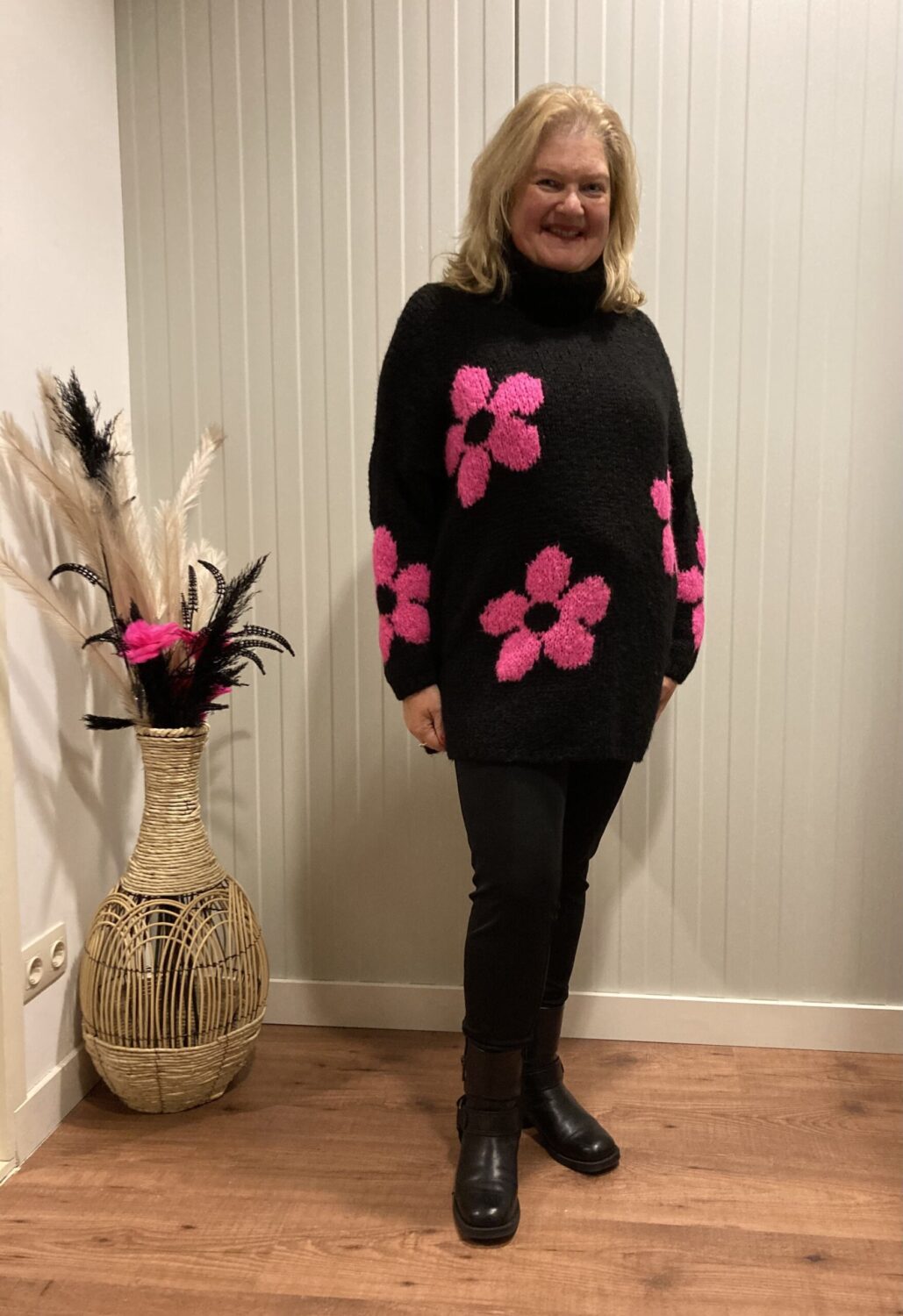 Trendy Mode Tholen - Trui Beauty Flower Zwart