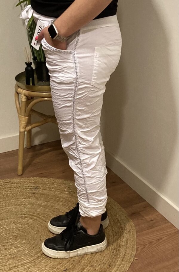 Trendy Mode Tholen - Stretchbroek Wit met zilveren bies